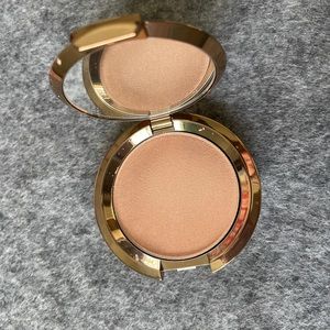 Becca Light Chaser Highlight - Champagne Dream Flashes Bellini